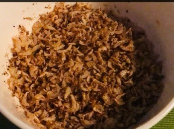 step2: 蝦皮洗淨用廚房紙巾吸乾水份，然後熱鍋放入以慢火烘香備用。