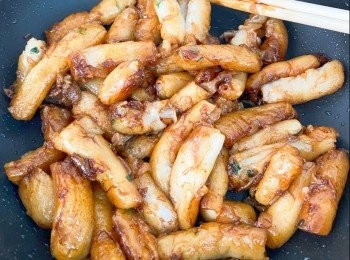 step2: 加入生抽 老抽 蠔油 糖 炒勻