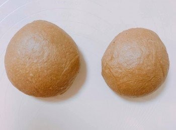 step5: 第一次發酵完成後，取出麵團，以木棍壓出氣泡，放上電子磅磅出麵團重量，平均分成2份麵團