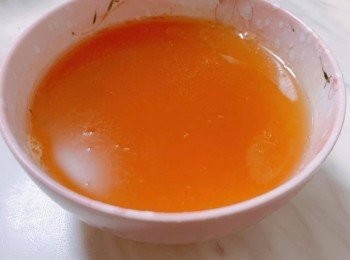step2: 蘋果切粒放入榨汁機榨汁，過濾蘋果渣後，取得蘋果汁，加入梳打水，製成蘋果梳打備用
