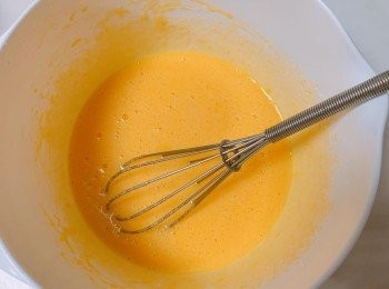 step2: 把全蛋、蛋黃拌勻，加入糖粉、融化了的牛油及黑蘭姆酒