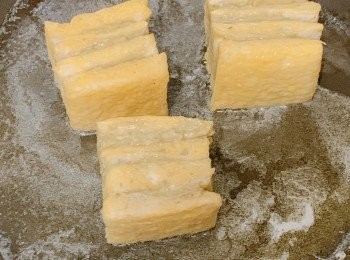 step6: 先將牛油放上平底鑊加熱至溶解，先煎香西多4邊的位置固定形狀，最後煎前後兩面變金黃色完成