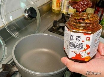 step3: 台塑餐飲的【麻辣鍋底醬】為服務不同客群消費者，推出葷&素兩種麻辣鍋底醬，從字面上來看會單純想到拿來做麻辣湯底。