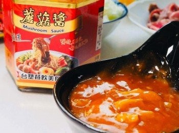 step2: 抹上蘑菇醬，並撒上蝦仁或是各種喜愛的<span class="group_1">食材</span>