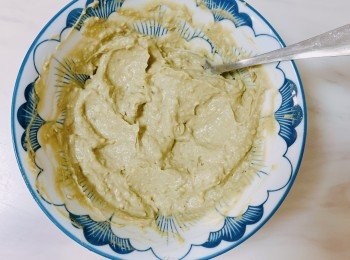 step2: 把牛油果壓爛，加入沙律醬、蜜糖芥末醬、巴馬臣芝士粉及黑椒，攪拌均勻