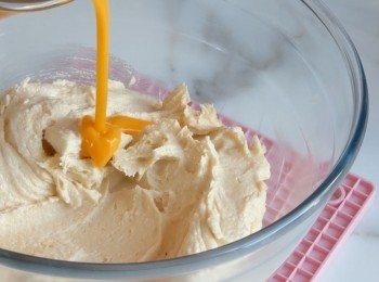 step3: 把雲呢拿油加入雞蛋中,分次加入已混合的蛋液