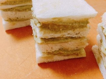 step4: 在每塊小片塗上牛油果醬，重覆此動作疊上4小片