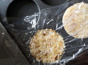 step1: 先找一個圓餅模套上保鮮膜後放入蒸熟的糙米飯按壓實成圓餅型備用