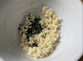 step1: 蒜頭切碎，混合香草，迷迭香，百里香