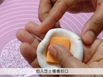 step4: 把麵團包入芝士封口，壓成長方形。