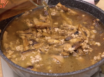 step4: 準備一個鍋, 加入香菇水、生抽、米酒和冰糖,加入炒香的材料，用中小火慢煮8分鐘即可。可配飯拌入油蔥酥享用
Prepare a pot, put in mushroom water, soy sauce, rice wine and crystal sugar, add in the fried ingredients, simmer at medium low heat for 8 minutes.