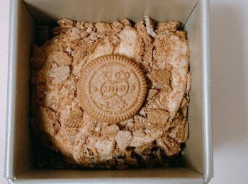 step8: 讓麵團發酵大概35分鐘至模的8成高度，將一塊美祿餅放在吐司模內麵團的中間