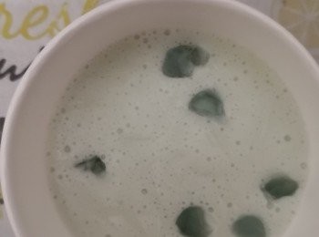 step3: 灑上切了碎粒的poiful波子汽水橡皮珠蓋好