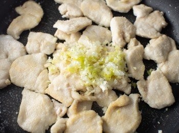 step4: 再來放入蒜末、蔥末炒香。