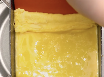 step5: 將蛋液煎熟，煎待蛋液開始凝固時，即可由上往下慢慢捲起