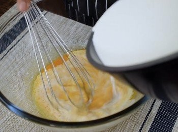 step1: 首先把蛋黃 + 糖+ 雲呢拿籽或雲呢拿香油
加入大碗中混合攪拌均勻。

把牛奶+鮮忌廉
放入鍋中用小火加熱至溫度大概46度左右。

然後倒入蛋黃溶液中。混合攪拌均勻。

詳細步驟請參考影片：）