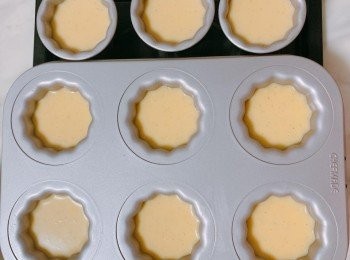 step6: 先在可麗露不沾模上薄薄塗上一層牛油，將混合漿倒進不沾模的8成滿