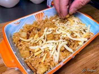 step5: 將鍋中<span class="group_1">食材</span>起鍋裝盤，均勻撒上雙色乳酪絲，乳酪絲份量依個人喜好決定，大胖小胖熱愛起司~撒的份量就多一些