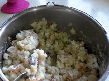 step4: 加入1大匙麵粉攪拌均勻(盡量不要壓碎馬鈴薯)