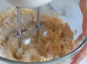 step2: 在牛油中加入黃糖及白砂糖,用攪拌機拌勻,攪拌至看不見糖顆粒便可