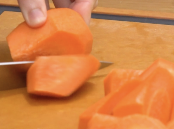 step2: 紅蘿蔔去皮切件，無花果切半備用 Peel and chop carrots, cut figs into half