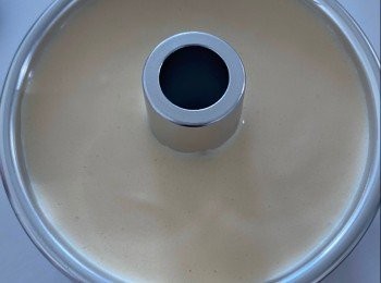 step5: 放入戚風蛋糕模具中
用牙籤在蛋糕糊中打圈消除氣泡，再噔幾下
放入已預熱焗爐用180度焗30分鐘，即可