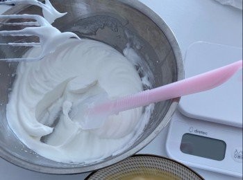 step3: 電動打蛋器打蛋白，分三次加入糖打至企身