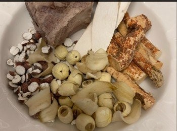 step1: 湯包材料洗淨備用，將全部湯料用8碗水放入煲大火煲滾。
