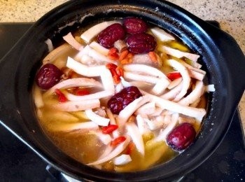 step4: 水開後倒入砂鍋內。小火慢燉2個小時。頓一個半小時放入食鹽，出鍋前10分鐘加入枸杞即可。（枸杞不適合燉煮，燉煮會讓其營養流失）