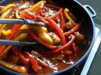 step6: 開蓋後放入甜椒條，拌炒一下蓋上鍋蓋煮3-5分鐘