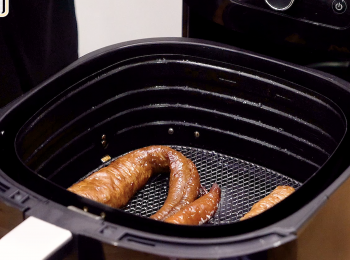 step9: 放入氣炸鍋160 度氣炸10分鐘 ，轉200度氣炸5分鐘，完成
Air fry at 160°C for 10 minutes, then 200°C for 5 minutes, done