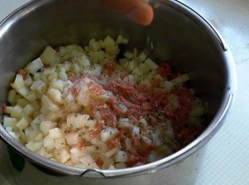 step3: 蒸熟後用鹽、黑胡椒粉、綜合香料調味