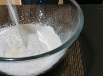 step1: 把糯米粉、栗粉、冰糖粉加入鮮奶拌勻，然後過篩。