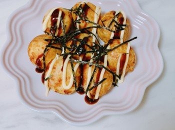 step7: 在章魚燒上吱上沙律醬及章魚燒醬，最後灑上紫菜碎