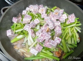 step3: 倒入泡鈕釦菇&蝦米的水，加入芹菜、蒜苗白色根部，再放入芋頭塊