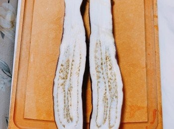 step1: 先將茄子切開一半，隔水蒸10分鐘