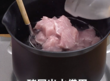 step3: <a href="https://bit.ly/3ANJVUp" target="_blank" data-keyword="豬展" class="guide-link"><strong>豬展</strong></a> <span style="display:inline-block;vertical-align:middle;margin-top:-3px;color:initial;border-radius:3px;padding:2px 3px;font-size:12px;line-height:14px;background:#87d300;color:#fff;">即買</span> 切件出水備用 Chop and blanch pork