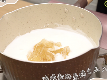 step2: 將魚膠粉和糖加入加熱的牛奶中
Dissolve some gelatin powder and sugar in a bowl of hot milk