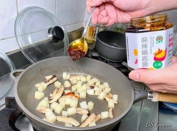 step2: 嚴格來說這道算是【蛋奶素】的料理，吃全素的朋友可省去焗烤。開始料理~素食料理省去蒜頭爆香的步驟，先將馬鈴薯丁、香菇絲翻炒，再加入一匙麻辣鍋底醬(素)，不用太擔心香氣的問題，因為麻辣醬就能解決這個煩惱