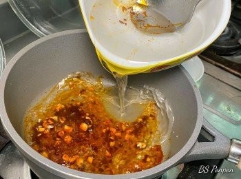 step6: 小火慢炒讓大蒜香氣散出，倒入500cc開水轉中小火，醬料煮沸即可關火，接著倒出放涼(很重要，請勿省略)