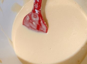 step2: 把低筋麵粉和泡打粉過篩混合，然後把牛奶、蜂蜜、蛋黃和融化的牛油逐少加入麵糊混合