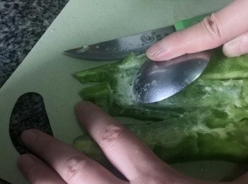 step1: 先將苦瓜洗淨挖去核及內皮襄白色的內壁去淨切片浸入冰塩水備用（如果怕苦味便先用塩醃揸走澀水後才浸入冰水）
