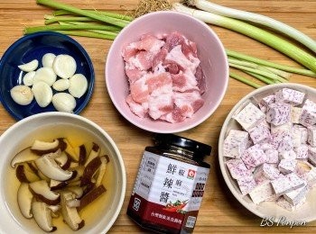 step1: 【前置作業】
1.鈕釦菇、蝦米泡熱水，完成後把鈕釦菇切絲
2.蒜頭切碎、蒜苗斜刀切片、芹菜切段、芋頭切丁
3.五花肉片切成寬約3公分肉片