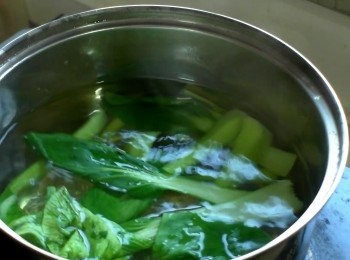 step1: 煮一鍋水，鍋中放入1小匙鹽，青江菜燙熟後取出