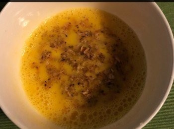 step3: 雞蛋放入碗中打成蛋液，將烘過的蝦皮放入，加少許鹽攪拌，使雞蛋更入味備用。