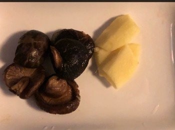 step4: 香菇洗淨及浸到軟身備用。薑3片。