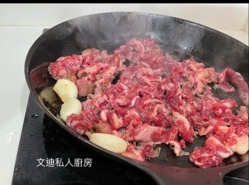 step1: 牛頸脊先用<span class="group_2">醃料</span>醃15分鐘，西芹撕走絲或可用刨刨走較粗纖維，洗淨後斜切西芹，蒜頭拍扁，<span class="group_3">芡</span>材料攪勻。西芹可以灼一灼或直接炒熟，用油爆香蒜頭，牛肉平均下鑊鋪平煎封