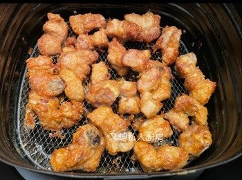 step4: 完成15分鐘目測是否全部巳香脆，如有部分未完成，請盛起巳香脆的排骨，未完成的排骨，可加時兩三分鐘，直至排骨全部香脆。