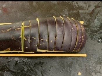 step2: 茄子切開6次（切既時候兩邊放 竹枝，防止切開)
切開後釀入魚肉