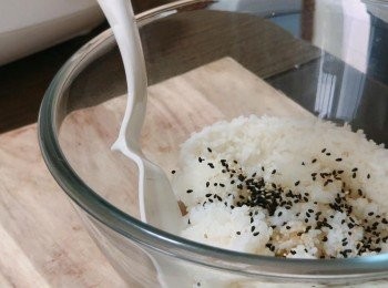step1: 把珍珠米用水洗乾淨，加入適量清水煮成熟飯，然後加入鹽，芝麻，麻油拌勻備用。